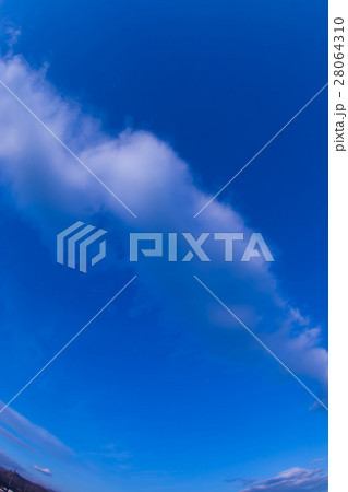 1月の空と雲（縦） 28064310