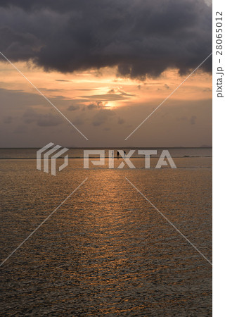 Seascape sunset with strom cloud background 28065012