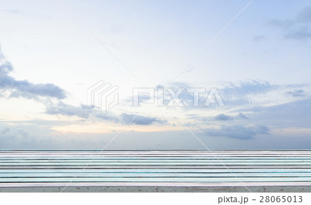 Vintage wood plank with blue sky background 28065013