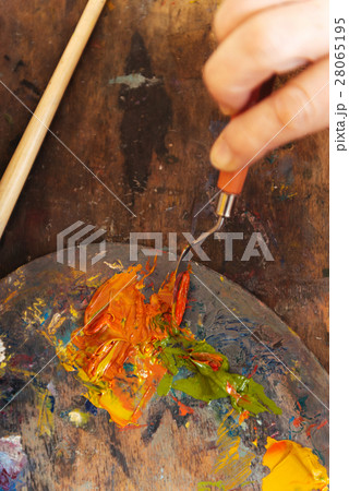 Close up of female artists hands using paints 28065195