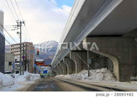 冬の札幌新道と札樽自動車道高架 28065482
