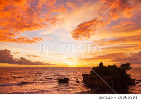 Sunset at Tanah Lot temple. Bali island,Indonesia. 28066591