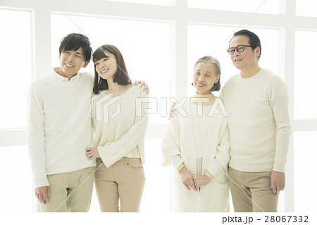 窓際に立つ家族2世帯 28067332