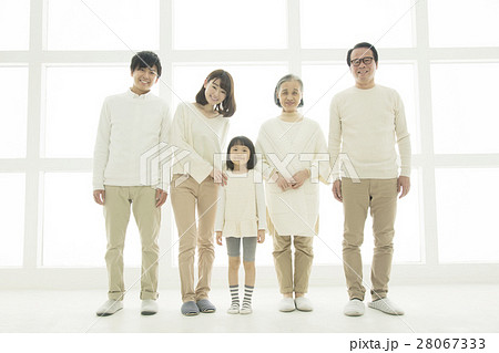 笑顔の3世代家族 笑顔の3世代家族 28067333