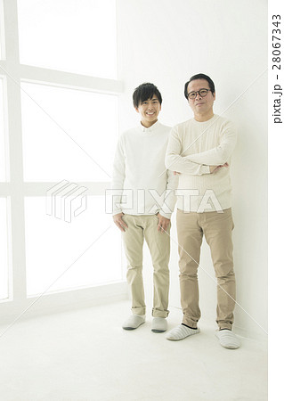 窓際に立つ男性親子2人 28067343