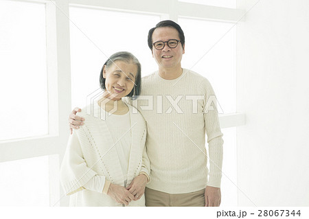 肩を組む60代夫婦 28067344