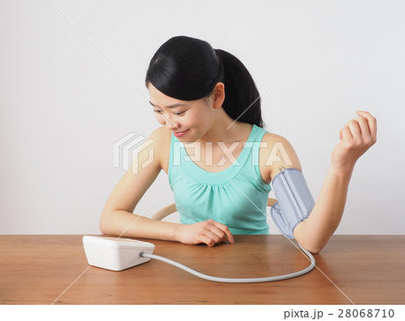 血圧を測る女性 血圧を測る女性 28068710