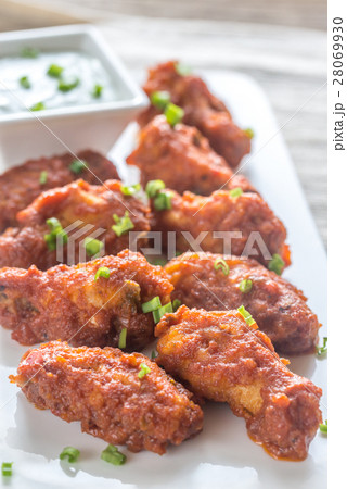 Fried chicken wings with blue cheese sauce 28069930