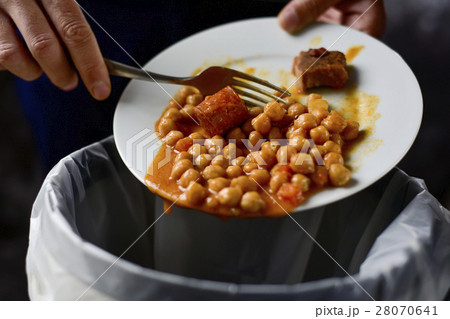 man throwing leftovers to the trash bin man throwing leftovers to the trash bin 28070641