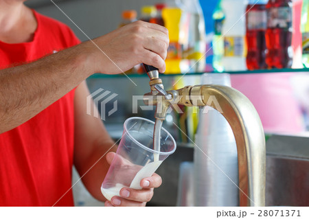 Draft beer pour 28071371