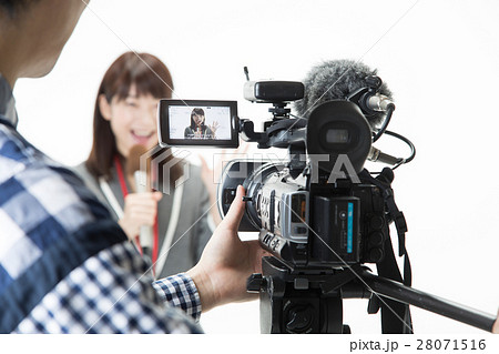 カメラの前で話すアナウンサー 28071516