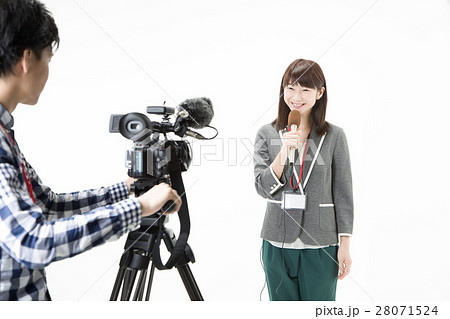 カメラの前で話すアナウンサー 28071524