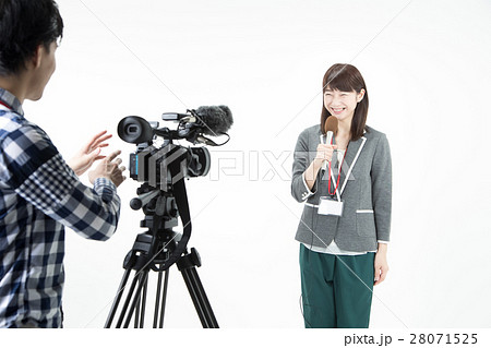 カメラの前で話すアナウンサー 28071525