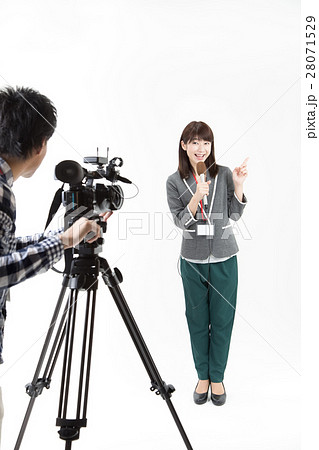 カメラの前で話すアナウンサー カメラの前で話すアナウンサー 28071529