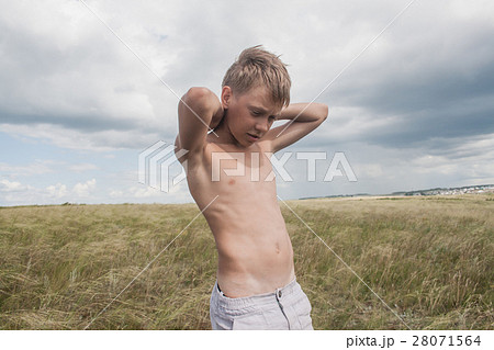 boy kidgay young boy stands in a field. boy in shorts.の写真素材 [28071564] - PIXTA