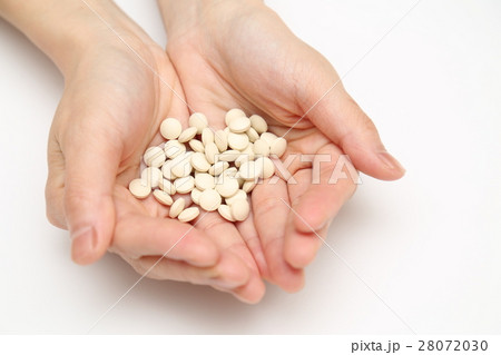 錠剤を持つ手 28072030