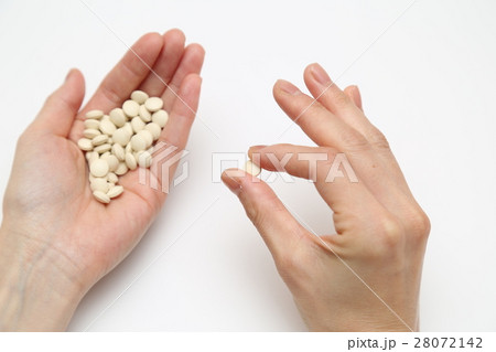 錠剤を持つ手 28072142