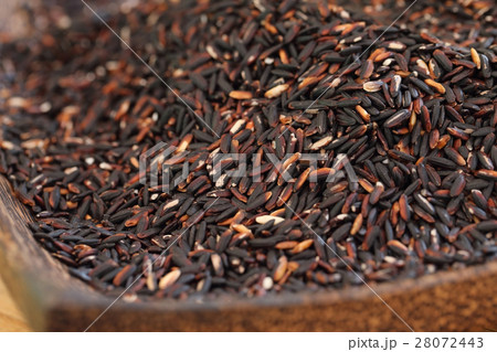 Coarse rice or half polished rice. 28072443