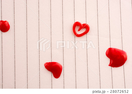 Heart shaped made by the help of a glue Heart shaped made by the help of a glue 28072652