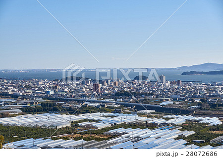 蒲郡市付近を走る新幹線と三河湾 28072686