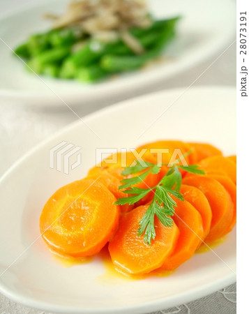 ニンジンのオレンジ風味蒸し煮といんげんのグラッセ 28073191