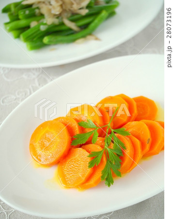 ニンジンのオレンジ風味蒸し煮といんげんのグラッセ (ハイアングル) ニンジンのオレンジ風味蒸し煮といんげんのグラッセ (ハイアングル) 28073196