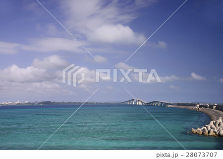 伊良部島から見る伊良部大橋 伊良部島から見る伊良部大橋 28073707