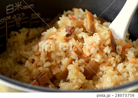 炊飯器で炊いた炊き込みご飯 炊飯器で炊いた炊き込みご飯 28073756