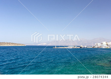 Lighthouse showing the way to the sea 28074344