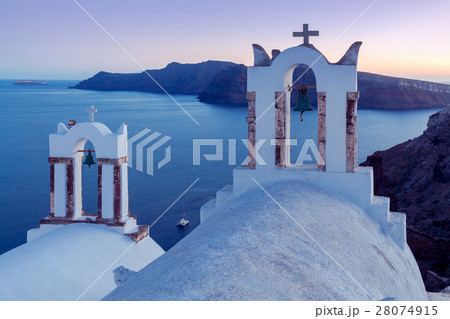 View of the village Oia on the sunset. 28074915