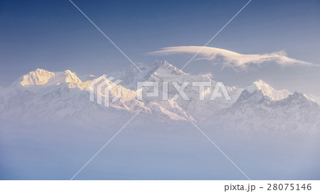 Kanchenjunga range peak 28075146
