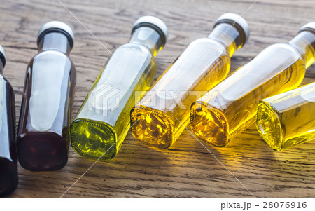 Bottles with different kinds of vegetable oil 28076916