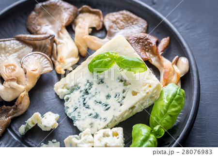 Blue cheese with walnuts and oyster mushrooms Blue cheese with walnuts and oyster mushrooms 28076983