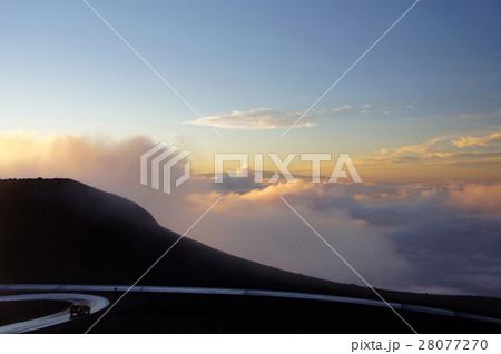 Street to Mauna-Kea-Observatory, Hawaii, USA 28077270