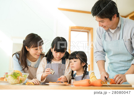 ファミリー キッチン 料理 イメージ 28080047