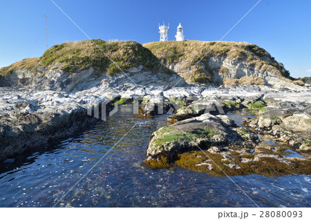 冬晴れの剱崎灯台とベット島の磯 28080093