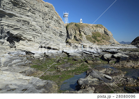 冬晴れの剱崎灯台と磯場 28080096