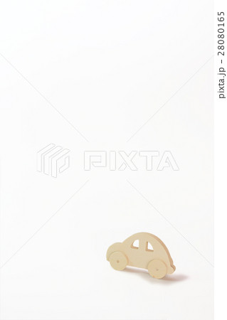 木の自動車模型と白い背景 model of car & white background 木の自動車模型と白い背景 model of car & white background 28080165