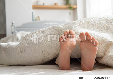 布団から飛び出る若い女性の足の裏 28080447