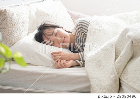 ベッドで眠る若い20代女性 28080496