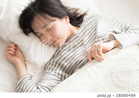 ベッドで眠る若い20代女性 ベッドで眠る若い20代女性 28080499