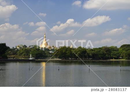 カンドージ湖とパゴダ 28083137
