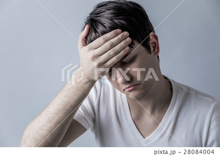 頭痛の男性 28084004