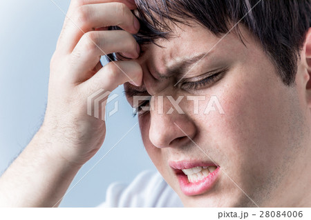 頭痛の男性 頭痛の男性 28084006