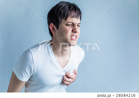 胸が痛む男性 28084216
