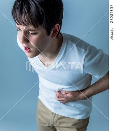 腹痛の男性 28084357