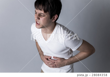 腹痛の男性 28084358