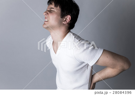 腰痛の男性 28084396