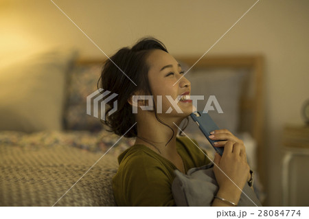 スマートフォンを持つ女性 28084774