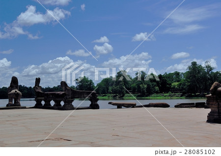 青空に聳え立つ古代遺跡群アンコール・ワット＠カンボジア 28085102
